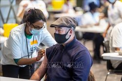 Anh cảnh báo hầu hết người nhập viện vì COVID-19 chưa được tiêm tăng cường vaccine