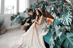 Vừa chia tay, chồng cũ Lâm Khánh Chi đã chia sẻ ảnh 'người mới', tình tứ như đang chụp ảnh cưới
