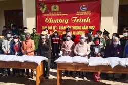 Trao 250 phần quà Xuân yêu thương cho người dân có hoàn cảnh khó khăn