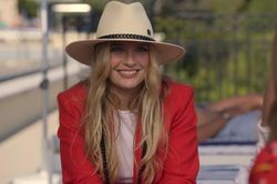 Tình địch mặc đẹp hơn nữ chính ở 'Emily in Paris 2'
