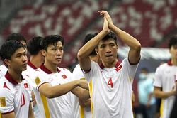 Bóng đá Việt Nam 2021: Rong ruổi chuyện buồn, vui