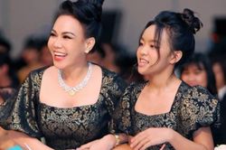 Việt Hương xúc động nghe chồng hát tặng trong live concert