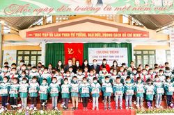 Danko Group: Trao tặng 800 bộ thiết bị dạy học trực tuyến cho học sinh khó khăn