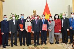Bộ trưởng Ngoại giao Bùi Thanh Sơn trao quyết định bổ nhiệm 3 Vụ trưởng của Bộ Ngoại giao