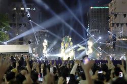 Đông đúc người dân TP.HCM hào hứng chào đón lễ hội countdown trên phố đi bộ