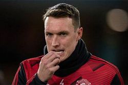 Một CLB Ngoại hạng Anh muốn 'giải cứu' Phil Jones