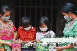 Người Mông giữ nghệ thuật thêu tay truyền thống