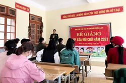 Bế giảng các lớp xóa mù chữ năm 2021