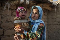 Cha mẹ bán con cho thấy sự tuyệt vọng của Afghanistan