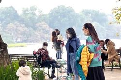 Người dân Thủ đô xuống phố ngày đầu năm mới