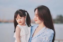 Hoa hậu Đặng Thu Thảo cùng con gái xuất hiện đầu năm khiến dân tình 'sốc' visual