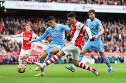Kết quả Ngoại Hạng Anh: Thủng lưới phút bù giờ, Arsenal thua đau Man City