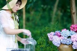 Cô gái trẻ cải tạo mảnh đất trên núi thành khu vườn ngập tràn sắc hoa
