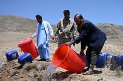Taliban đổ bỏ 3.000 lít rượu xuống con kênh ở Kabul