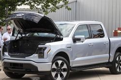 Xe bán tải điện Ford F-150 Lightning đội giá lên 30.000 USD vì quá ăn khách
