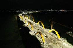 Cầu Tình Yêu trên vịnh Cửa Lục đã sẵn sàng phục vụ người dân