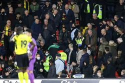 Thêm một lần nữa trận đấu của Tottenham, Watford phải dừng lại vì sự cố do CĐV trên khán đài