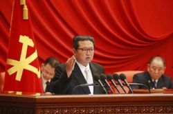 Kim Jong Un tuyên bố sẽ tăng cường quân sự, duy trì kiểm soát Covid