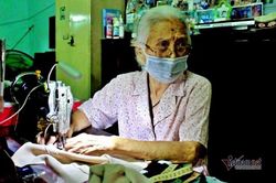 Cụ bà 40 năm may quần áo cho trẻ em nghèo