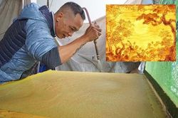 Người biến những cành dừa vứt đi ở bãi biển thành giấy và tranh