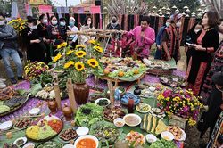 'Mâm cơm sum họp ngày cuối năm' của các dân tộc đến du khách Thủ đô