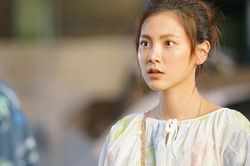 Thấy vết bầm trên tay em dâu, tôi bưng ra ly nước nóng đưa thẳng cho và nói một câu khiến cô ấy khóc nức nở