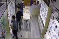 Thanh niên rời khỏi cửa hàng với chiếc bụng to bất thường, camera bóc trần hành động xấu xí gây bức xúc