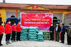 Hội Chữ thập đỏ tỉnh tặng quà tại huyện Yên Mô