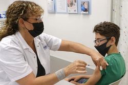 Israel cho phép tiêm vaccine liều thứ 4 cho người trên 60 tuổi