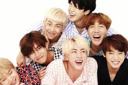 BTS tái hiện ảnh tuổi thơ, bớt đáng yêu đi được không?