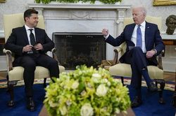 Tổng thống Biden và người đồng cấp Ukraine thảo luận về vấn đề gì?