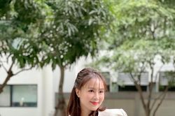 Thời trang kín đáo nhưng vẫn cuốn hút của Hồng Diễm