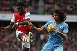 Arsenal: Saka càng chơi càng hay