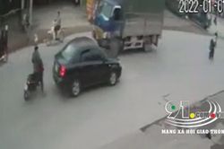 Clip: Ngã xuống đường ngay trước bánh xe tải, người đàn ông thoát nạn thần kì trong ngày đầu năm