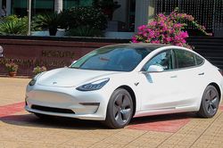 Tesla tiếp tục dẫn đầu thị trường ô tô điện toàn cầu trong năm 2021