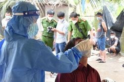 Cảnh sát bắt sới bạc, phát hiện 5 F0