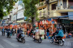 Phố Hàng Mã 'khoác áo mới' đón Tết Nguyên đán Nhâm Dần 2022