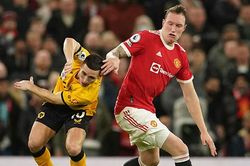 Sau đúng 2 năm, Phil Jones tái xuất trong ngày MU bại trận