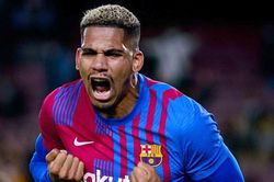 Ronald Araujo: Lính cứu hỏa ở Camp Nou
