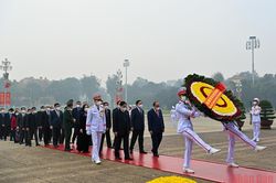 Các đại biểu Quốc hội vào Lăng viếng Chủ tịch Hồ Chí Minh