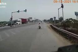 Tài xế kêu gào khi thấy xe máy suýt bị container 'nuốt chửng'