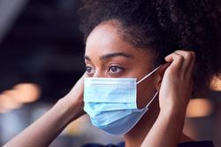 Quên mang khẩu trang, người phụ nữ cởi váy ra để che mặt