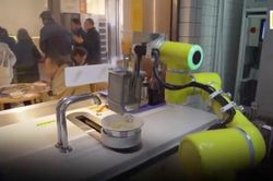 Robot nấu ăn không thua kém đầu bếp tại nhà hàng ở Trung Quốc