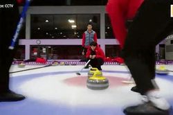 Xem robot 'rèn' vận động viên bi đá trên băng để thi đấu Olympic Mùa đông Bắc Kinh 2022