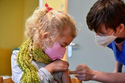 Hàng chục trẻ em Đức bị tiêm nhầm vaccine COVID-19 người lớn