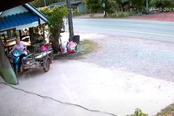 Clip: Xe container lật nghiêng san bằng cả quán ven đường, người phụ nữ thoát nạn trong gang tấc