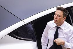 Cổ phiếu Tesla bùng nổ, Elon Musk kiếm gần 34 tỷ USD sau một đêm
