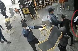 Mâu thuẫn làm ăn, một giám đốc bị nhóm người xăm trổ đánh hội đồng
