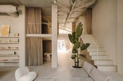 Phong cách kiến trúc hữu cơ biến một mảnh đất đơn điệu, ít giá trị thành studio độc lạ và đầy tính nghệ thuật