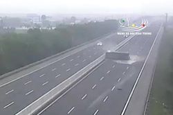 Camera ghi lại khoảnh khắc xe tải lật nghiêng trên cao tốc khiến hàng tấn cả phủ trắng mặt đường